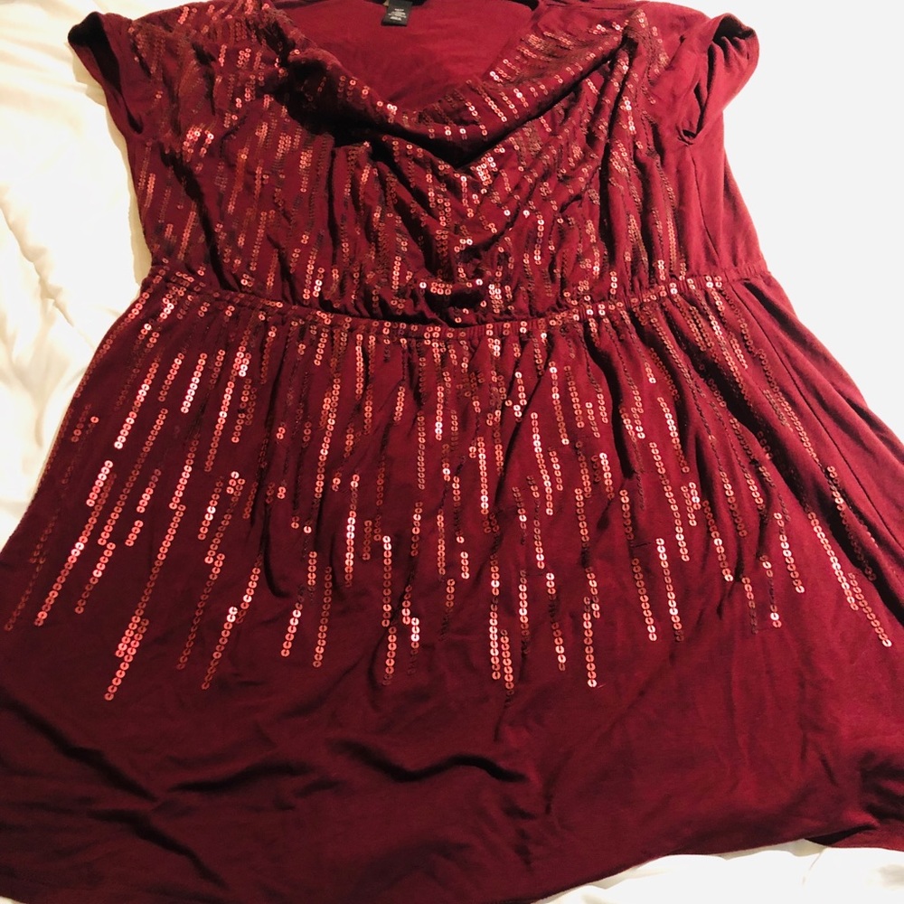 Wine red short-sleeve sequin dress.